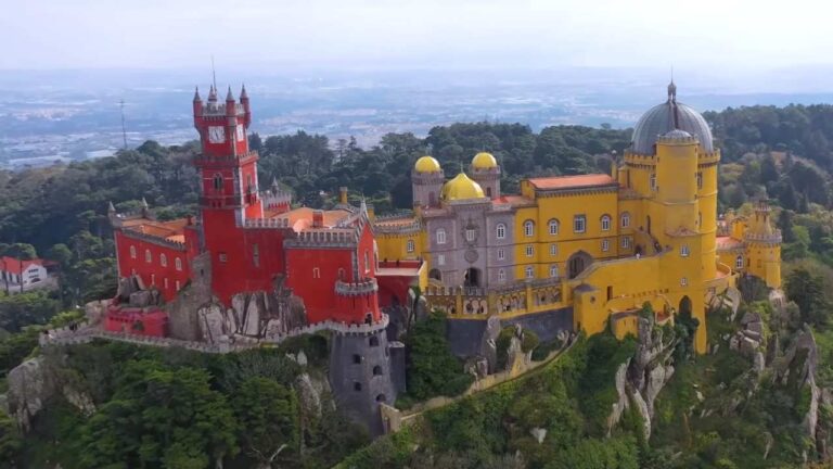 Resa till Portugal 2025 – bästa platserna att besöka 28 Här är en förbättrad version av **2-veckors reseplan från Sverige till Portugal**, med en tydligare struktur och emojis för att göra den mer engagerande: --- ### 🌍 **2-veckors reseplan från Sverige till Portugal** | **Dag** | **Destination** | **Aktiviteter** | |----------|----------------------|--------------------------------------------------------------| | 🗓️ **Dag 1-2** | 🇵🇹 Lissabon | Utforska **Belém**, 🚋 **Spårvagn 28**, 🏰 **Alfama**, 🎶 **Fado**, 🍽️ **njut av maten** | | 🗓️ **Dag 3-4** | 🏰 Sintra & 🌊 Cascais | Besök **Pena Palace**, 🏰 **moriska slottet**, 🏖️ **koppla av på Cascais stränder** | | 🗓️ **Dag 5-6** | 🌉 Hamn | Gå längs **Ribeira**, 📚 **besök Lello bokhandel**, 🍷 **smaka portvin** | | 🗓️ **Dag 7-8** | 🍇 Dourodalen | 🚢 **Flodkryssning**, 🍷 **Vingårdsturer**, 🌄 **natursköna landskap** | | 🗓️ **Dag 9-10** | 🏖️ Algarve | Koppla av på **Praia da Marinha**, 🌊 **utforska Benagil-grottan**, 🏄 **surfa i Lagos** | | 🗓️ **Dag 11-12** | 🌿 Trá | 🚶 **Vandra levador**, 🛍️ **besök Funchals marknader**, 🌅 **njut av utsikt över ön** | | 🗓️ **Dag 13-14** | ✈️ Återvänd till Sverige | Återvänd till **Lissabon**, 🛍️ **sista minuten shopping**, 🛫 **flyg tillbaka hem** | --- Resa till Portugal 2025